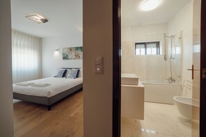 Deluxe Apartment, Sea View | 4 bedrooms, blackout drapes, iron/ironing board, free WiFi - City Center Grand Apartment by Vacationy (Porto)