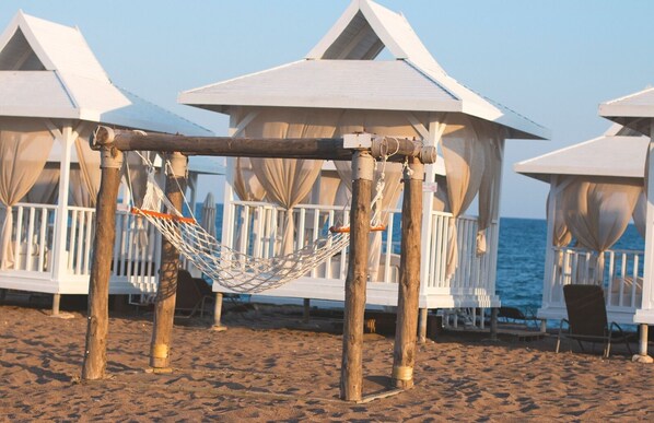 Free beach shuttle, sun loungers, beach umbrellas - Gardenya Lara Suit Hotel (Antalya)