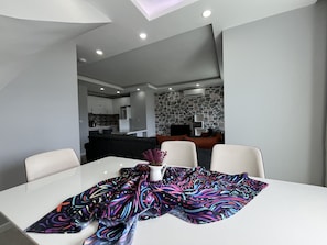 Dúplex Deluxe, 3 habitaciones | Zona de estar | Una televisión de pantalla plana
