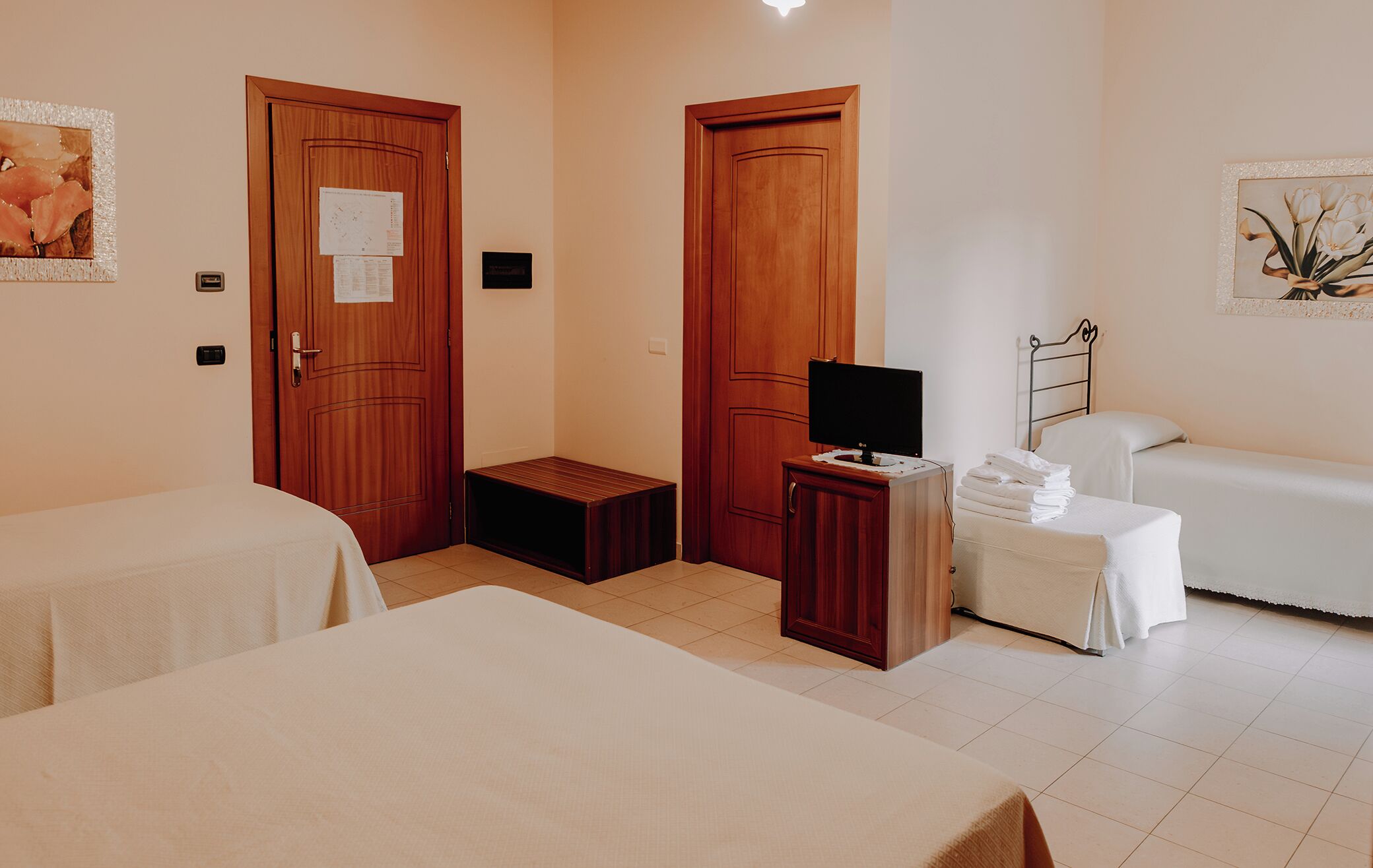 Camera quadrupla | Minibar, una cassaforte in camera, Wi-Fi gratuito, lenzuola