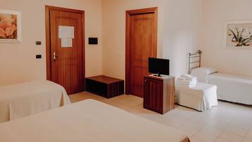 Camera quadrupla | Minibar, una cassaforte in camera, Wi-Fi gratuito, lenzuola