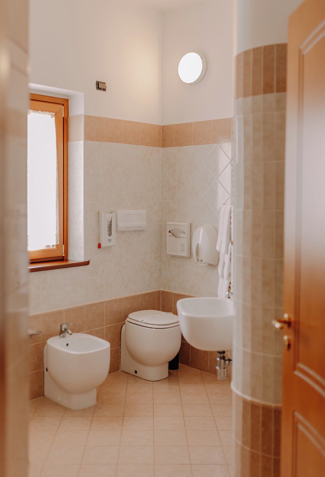 Une petite salle de bain comprenant des toilettes, un bidet et un lavabo.