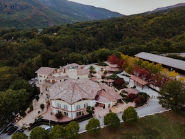 A hotel with a central courtyard, multiple guest rooms, and a swimming pool.