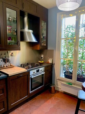 Kühlschrank, Mikrowelle, Ofen, Herdplatte