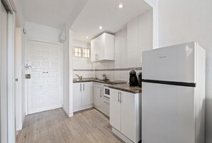 Kühlschrank, Wasserkocher mit Kaffee-/Teezubehör