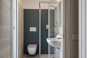 Douche, sèche-cheveux, bidet, serviettes fournies