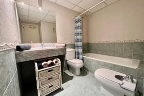 シャワー、ヘアドライヤー、タオル、石鹸