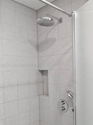 Douche, articles de toilette gratuits, sèche-cheveux