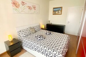1 slaapkamer, een strijkplank/strijkijzer, wifi, beddengoed