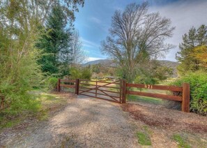 Property grounds - Stonehaven, Freeburgh (Freeburg)