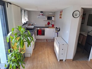 Réfrigérateur, micro-ondes, four, plaque de cuisson