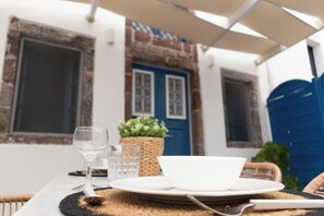 Outdoor dining - ArcadOia House (Oia)