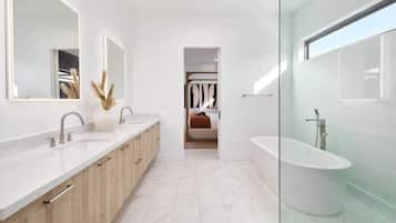 Dusche, Haartrockner, Handtücher, Shampoo