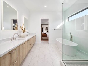 Shower, hair dryer, towels, shampoo