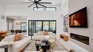 Älytelevisio, takka, kirjoja