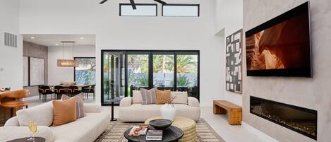 Smart TV, chimenea y libros