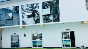 Un edificio moderno con piscina, restaurante y cine.
