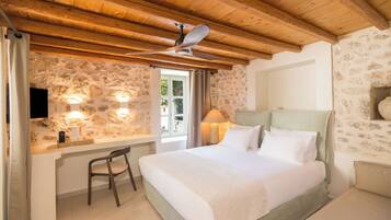 Grand Elegant Trio Room | ๊ฐ์ค ๋ด ๊ธ๊ณ , ์๋ง ์ปคํผ, ๋ค๋ฆฌ๋ฏธ/๋ค๋ฆฌ๋ฏธํ, ๋ฌด๋ฃ WiFi