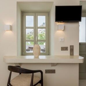 Suite Muse 2 Bedrooms | In-room safe, blackout drapes, iron/ironing board, free WiFi - Maison Muse (Hydra)