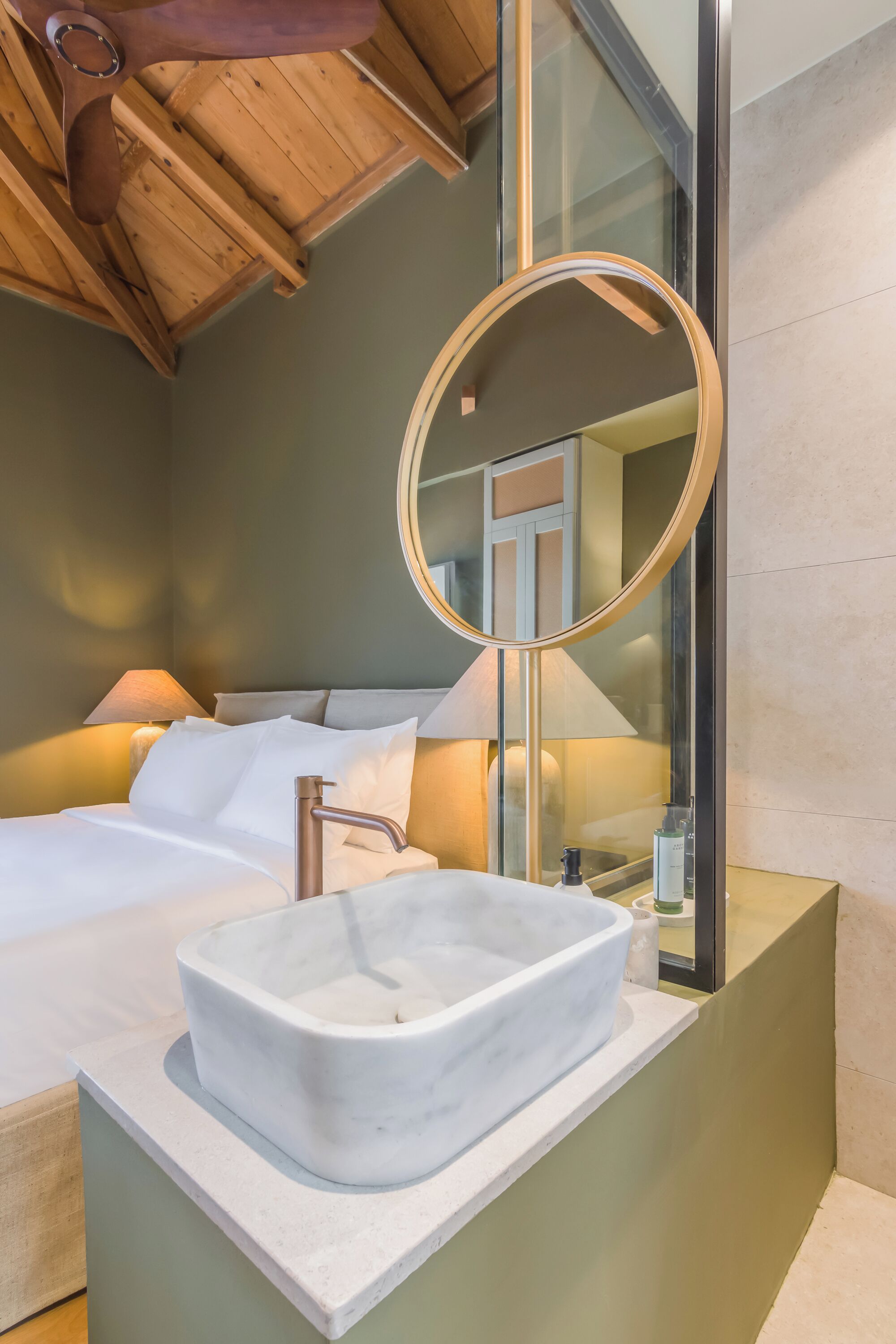 Elegant Balcony Room | Bathroom | Shower, free toiletries, hair dryer, bathrobes
