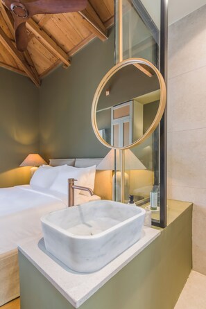 Elegant Balcony Room | Salle de bain | Douche, articles de toilette gratuits, sèche-cheveux, peignoirs