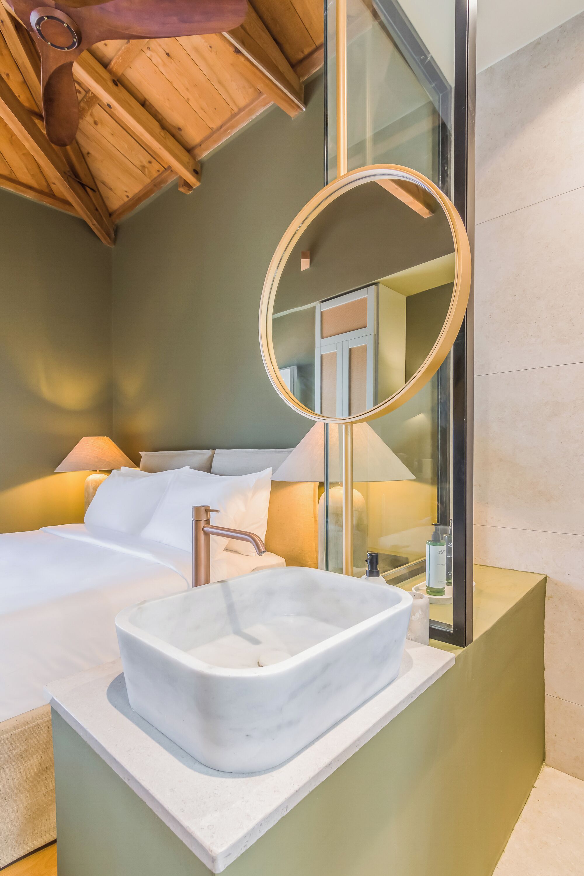 Elegant Balcony Room | 浴室 | 淋浴设施、免费洗浴用品、吹风机、浴袍