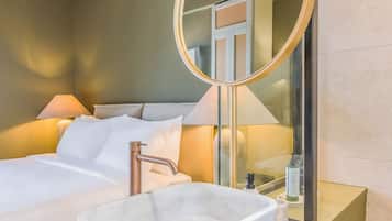 Elegant Balcony Room | Kylpyhuone | Suihku, ilmaiset hygieniatuotteet, hiustenkuivaaja, kylpytakit