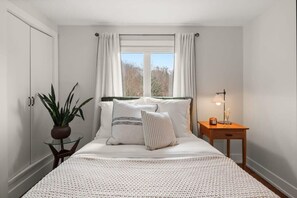 6 bedrooms, iron/ironing board, free WiFi, bed sheets