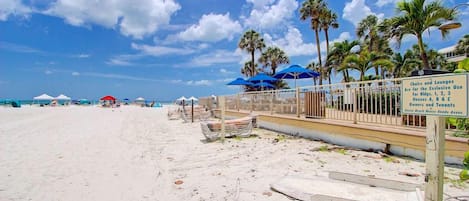 Una spiaggia nelle vicinanze