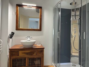 SĂšche-cheveux, serviettes fournies, savon, shampoing