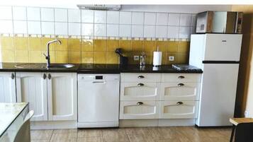 Kühlschrank, Mikrowelle, Herdplatte, Geschirrspüler