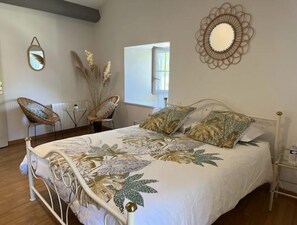 1 chambre, bureau, fer et planche Ă repasser, lit parapluie