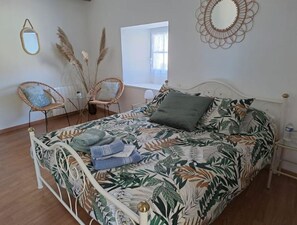 1 chambre, bureau, fer et planche à repasser, lit parapluie