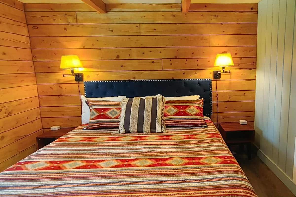 럭셔리 캐빈 | 2 개의 침실, 메모리폼 침대, 노트북 작업 공간, 암막 커튼