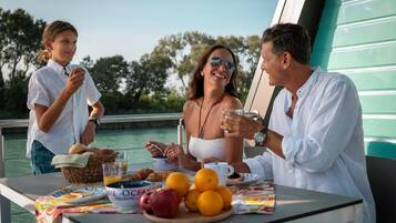 House, 2 Bedrooms, Balcony | Outdoor dining