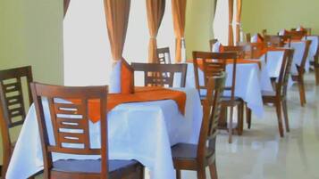 Sudah termasuk sarapan lengkap setiap hari