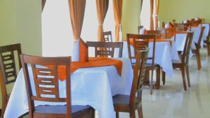 Bao gồm bữa sáng đầy đủ hàng ngày