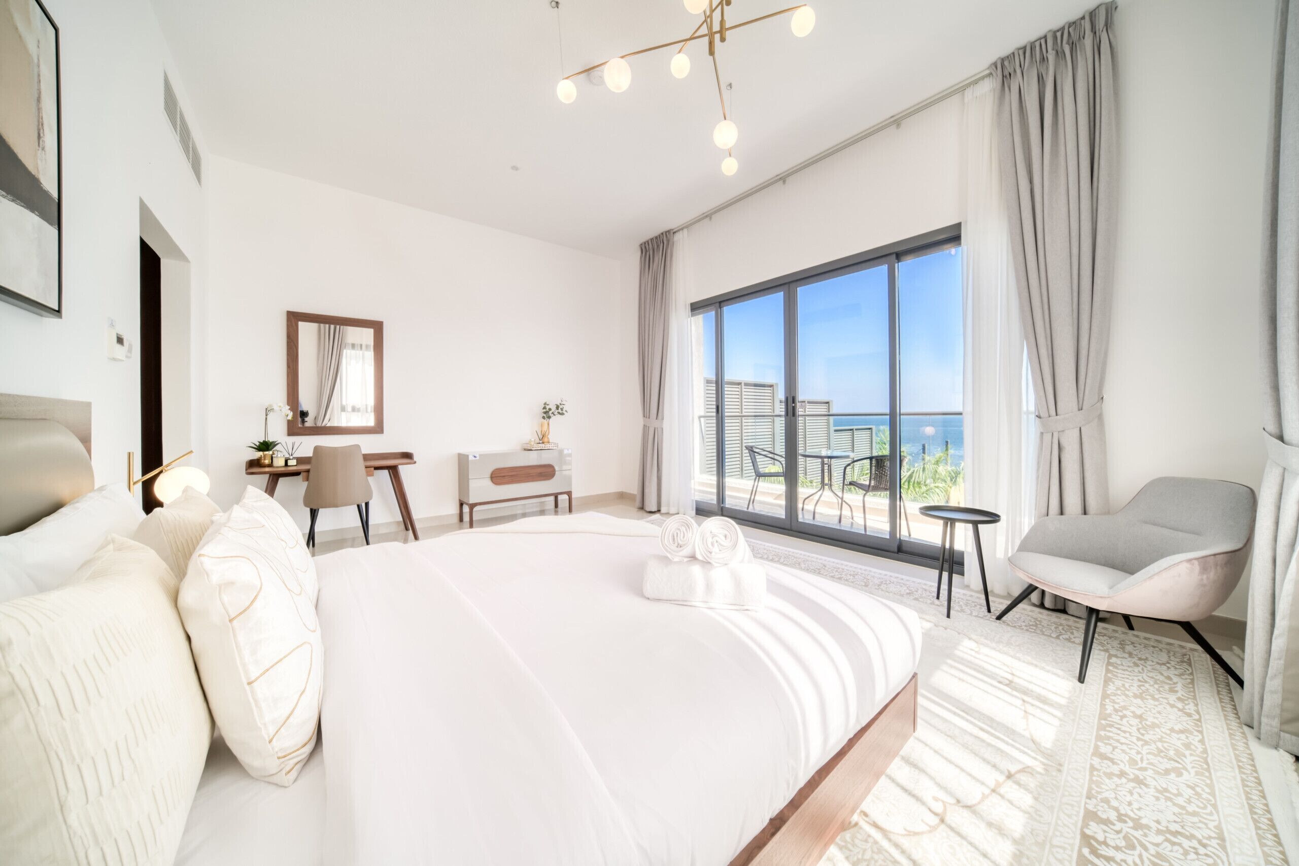 5 chambres, coffres-forts dans les chambres, fer et planche à repasser