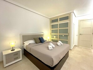 1 Schlafzimmer, Schreibtisch, Bügeleisen/Bügelbrett, Reisekinderbett