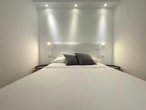 1 habitación, tabla de planchar con plancha, cuna de viaje y wifi 
