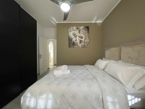 2 habitaciones, tabla de planchar con plancha y cuna de viaje 