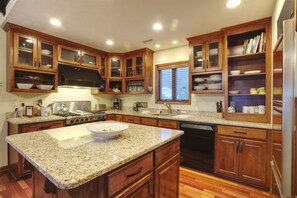 Fridge, microwave, oven, stovetop - Chetola Resort, Sierra #6, 2BR+Loft, Blowing Rock (Blowing Rock)