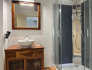 Haartrockner, Handtücher, Seife, Shampoo