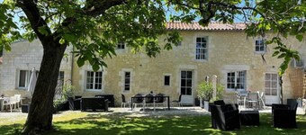 Gîtes 3-en-1 à Port d’Envaux: Le Castel Silence proches des châteaux et baignade