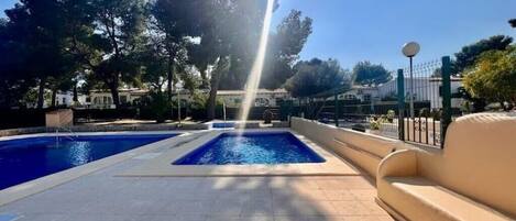 Una piscina al aire libre