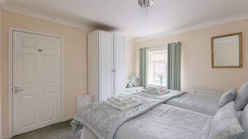 2 bedrooms, in-room safe, iron/ironing board, free WiFi