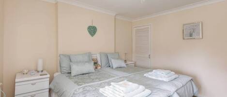 2 bedrooms, in-room safe, iron/ironing board, free WiFi