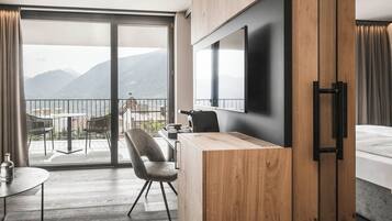 Hypo-allergenic bedding, minibar, in-room safe, soundproofing