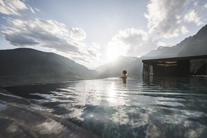 2 outdoor pools - SomVita Suites Restaurant SomVino (Tirolo)