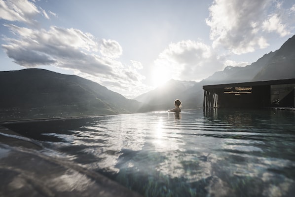2 outdoor pools